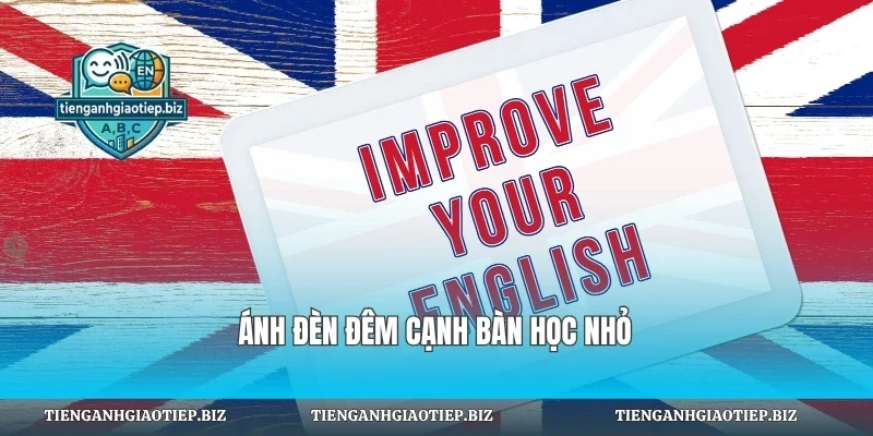 Ánh đèn đêm cạnh bàn học nhỏ