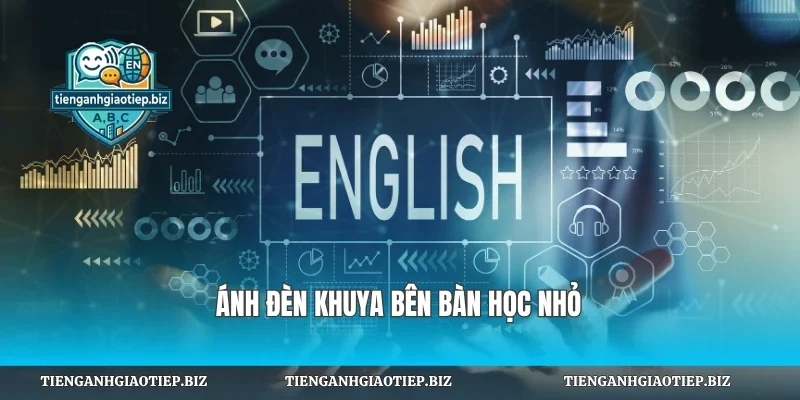 Ánh đèn khuya bên bàn học nhỏ