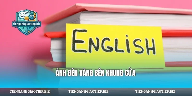 Ánh đèn vàng bên khung cửa