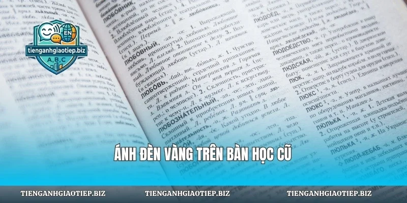 Ánh đèn vàng trên bàn học cũ