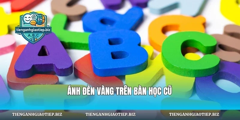 Ánh đèn vàng trên bàn học cũ