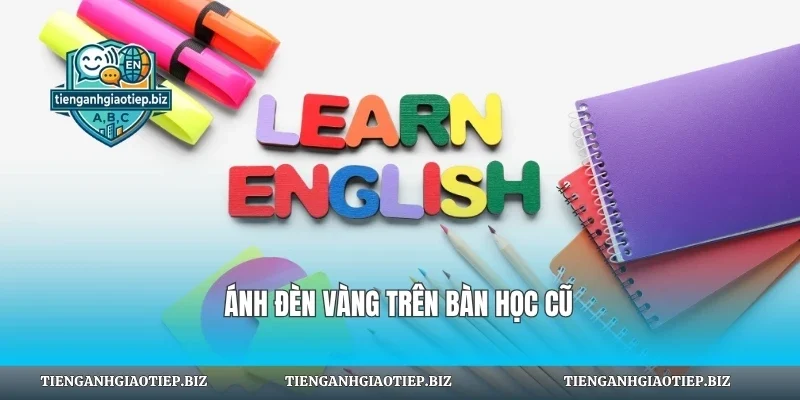 Ánh đèn vàng trên bàn học cũ