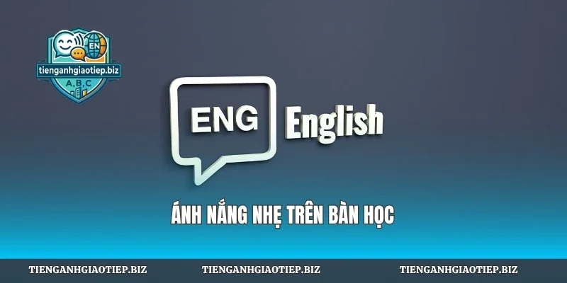 Ánh nắng nhẹ trên bàn học