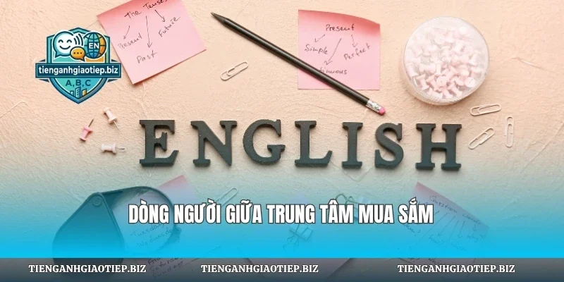 Dòng người giữa trung tâm mua sắm