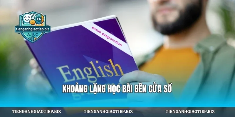 Khoảng lặng học bài bên cửa sổ