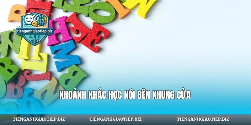 Khoảnh khắc học nói bên khung cửa