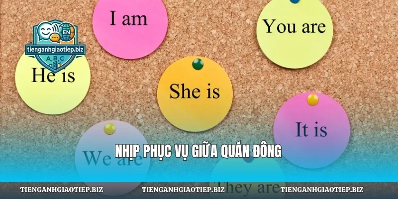 Nhịp phục vụ giữa quán đông