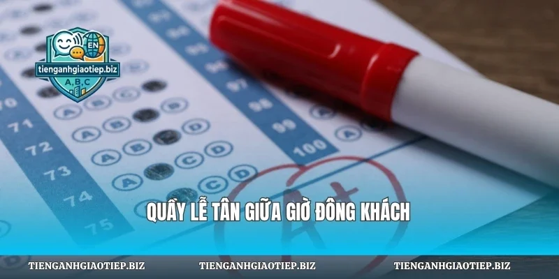 Quầy lễ tân giữa giờ đông khách